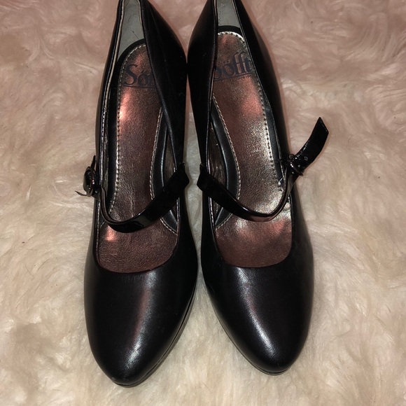 Black heels - Picture 1 of 3